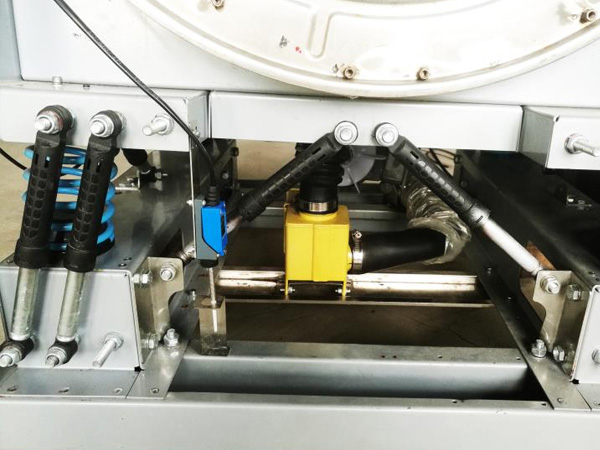 全自動洗脫烘一體機，該機由上下兩部分組成（上部是烘干機，下部是洗衣機）