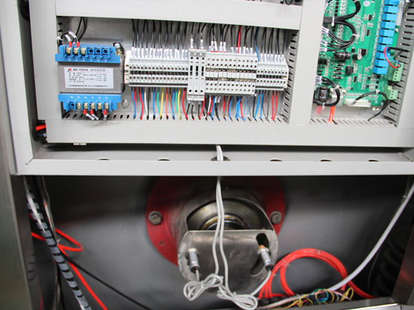 加上潔凈空氣控制系統的作用,可以防止細菌和塵埃顆粒從“非潔凈區”流向“潔凈區” 加上潔凈空氣控制系統的作用,可以防止細菌和塵埃顆粒從“非潔凈區”流向“潔凈區”