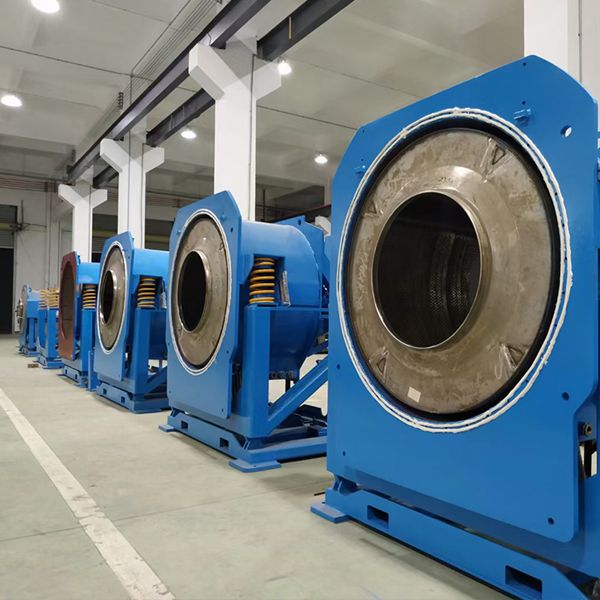 XGS系列全自動倒料傾斜式洗衣機由內(nèi)筒、外筒、電機、支撐總成、傳動總成、電器總成組成