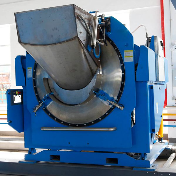 由頂置電機、三角膠帶、帶動傳動總成，使內(nèi)筒作正反轉(zhuǎn)運轉(zhuǎn)，通過織物與織物、織物與內(nèi)筒壁的相互摩擦，達到洗滌效果